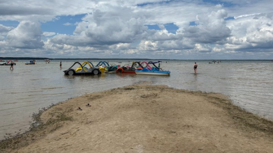 Дощі не врятували Світязь: рівень води в найбільшому озері Волині продовжує знижуватися