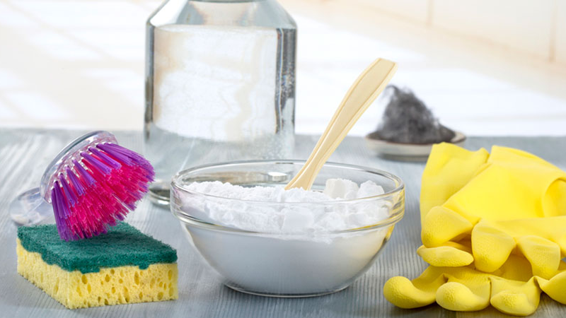 Як новий без хімчистки: простий домашній засіб, який поверне дивану свіжість і чистоту