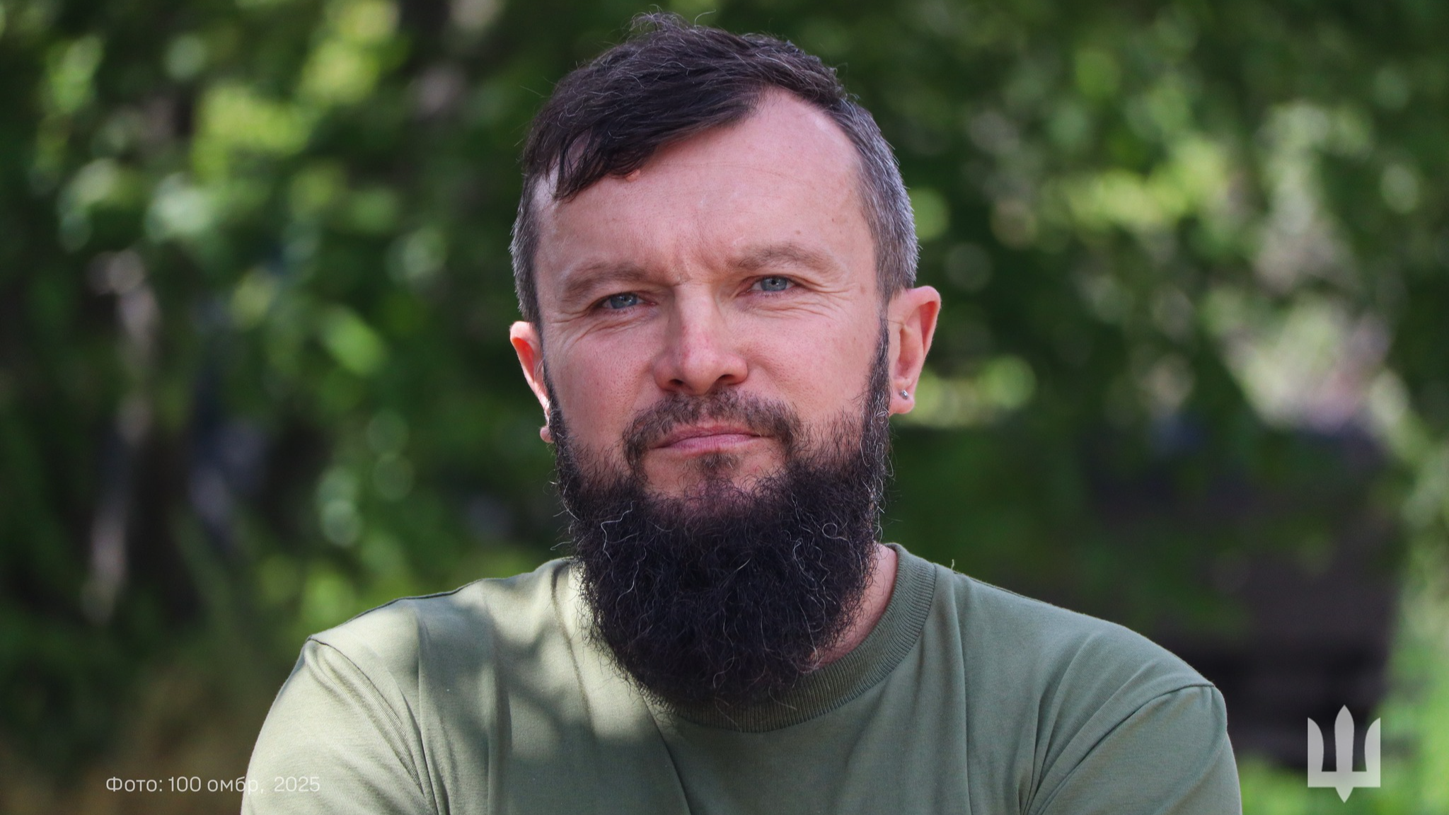 «Хочу обійняти дітей і знову поїхати у велоподорож»: історія бійця «Сталевої сотки», який став фронтовим перукарем