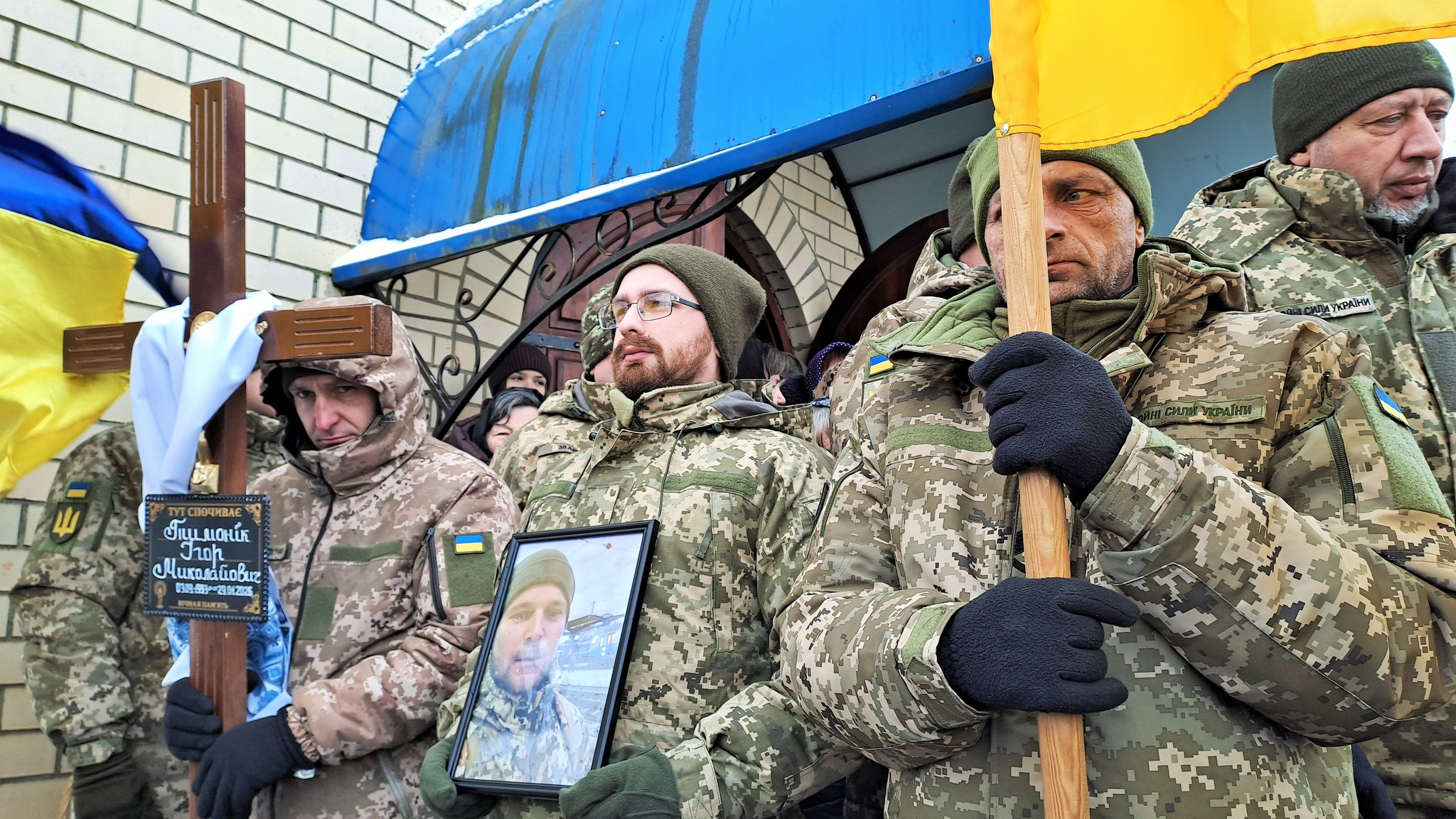 Зійшлося усе село: на Волині попрощалися з молодим Героєм Ігорем Тимоніком