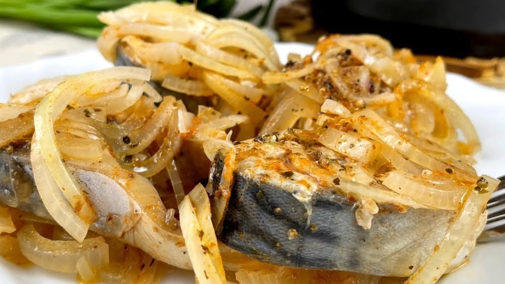 Скумбрія за 7 хвилин: швидкий рецепт соковитої риби на Святвечір