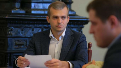 Підозрюють у розкраданні державних коштів: в Україні затримали заступника міністра