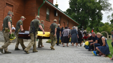 Загинув на Донеччині: у Луцькому районі попрощалися з Героєм Богданом Романчуком