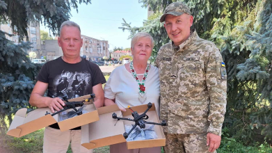 Власним прикладом: пенсіонерка з Ковеля подарувала дрони прикордонникам