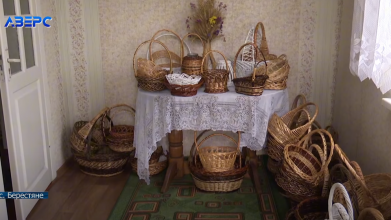 Майстер з Волині плете з лози кошики і меблі: вироби приїжджають купувати із сусідніх сіл
