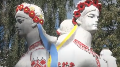 У Ковелі радянський пам'ятник розмалювали візерунками вишиванок
