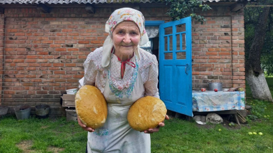 «Щоб не були голодні, чим маю - тим ділюся»: бабуся з Волині пече хліб на черені для військових