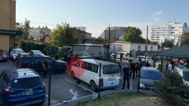 У Луцьку - конфлікт з ТЦК: натовп людей пошкодив службове авто