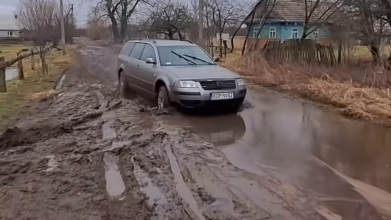 Багнюка та бездоріжжя: опублікували відео жахливої дороги у селі на Волині
