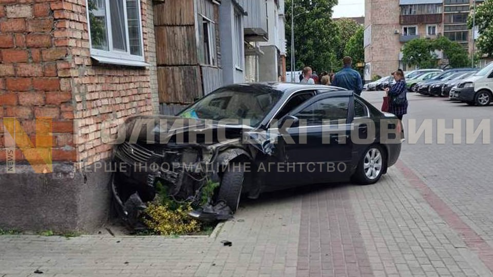 У Луцьку водій врізався у стіну багатоквартирного будинку: на місці працює швидка і евакуатор
