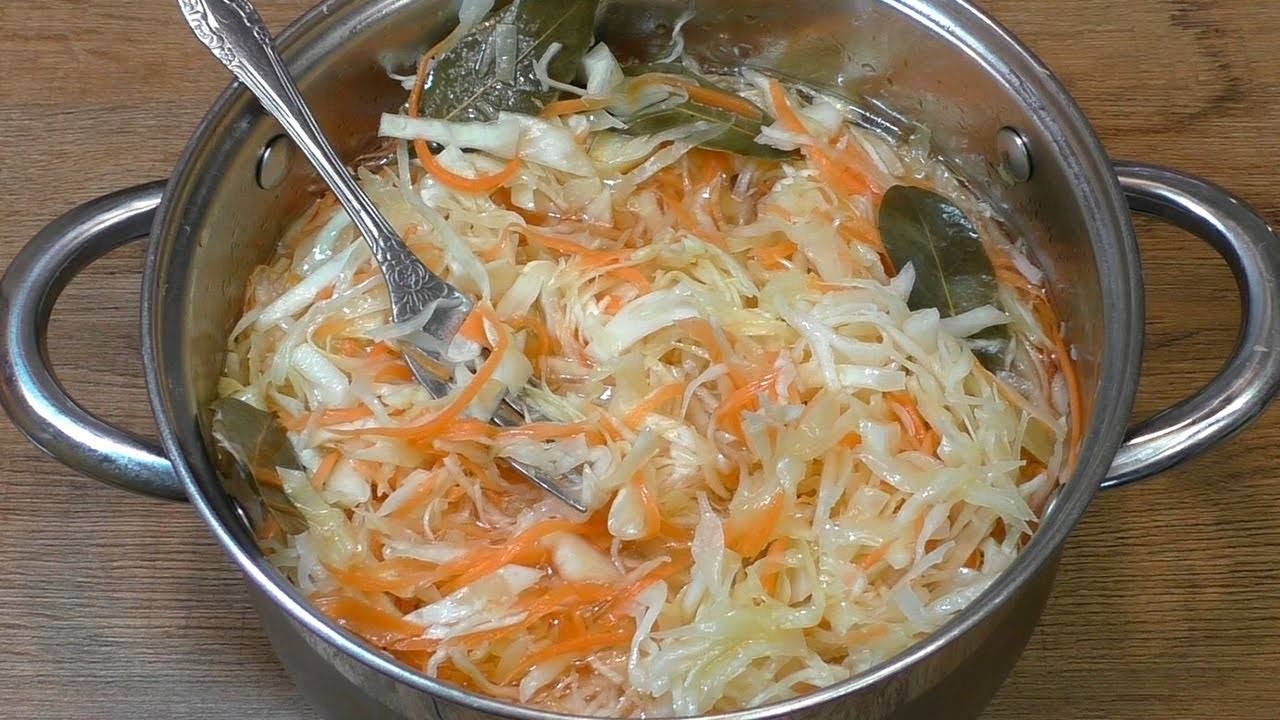 Маринована капуста за 2 години: простий рецепт із томатною заправкою та пікантною ноткою