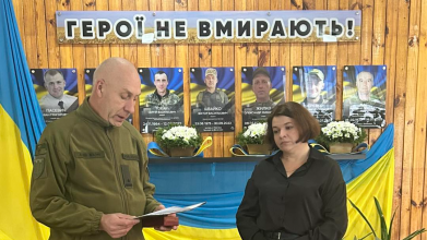 Героїчно загинув під час бойового завдання: дружині Героя з Волині вручили його посмертну нагороду