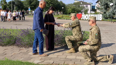 Посмертно нагородили Комбатантським хрестом: на Волині родині Героя Юрія Куха вручили відзнаку