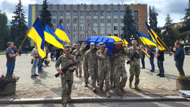 Понад рік вважався зниклим безвісти: на Волині провели в останню дорогу Героя Василя Тарасюка