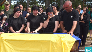 Кохана – у чорному, село – в сльозах: на Волині попрощалися з молодим Героєм Володимиром Черевком