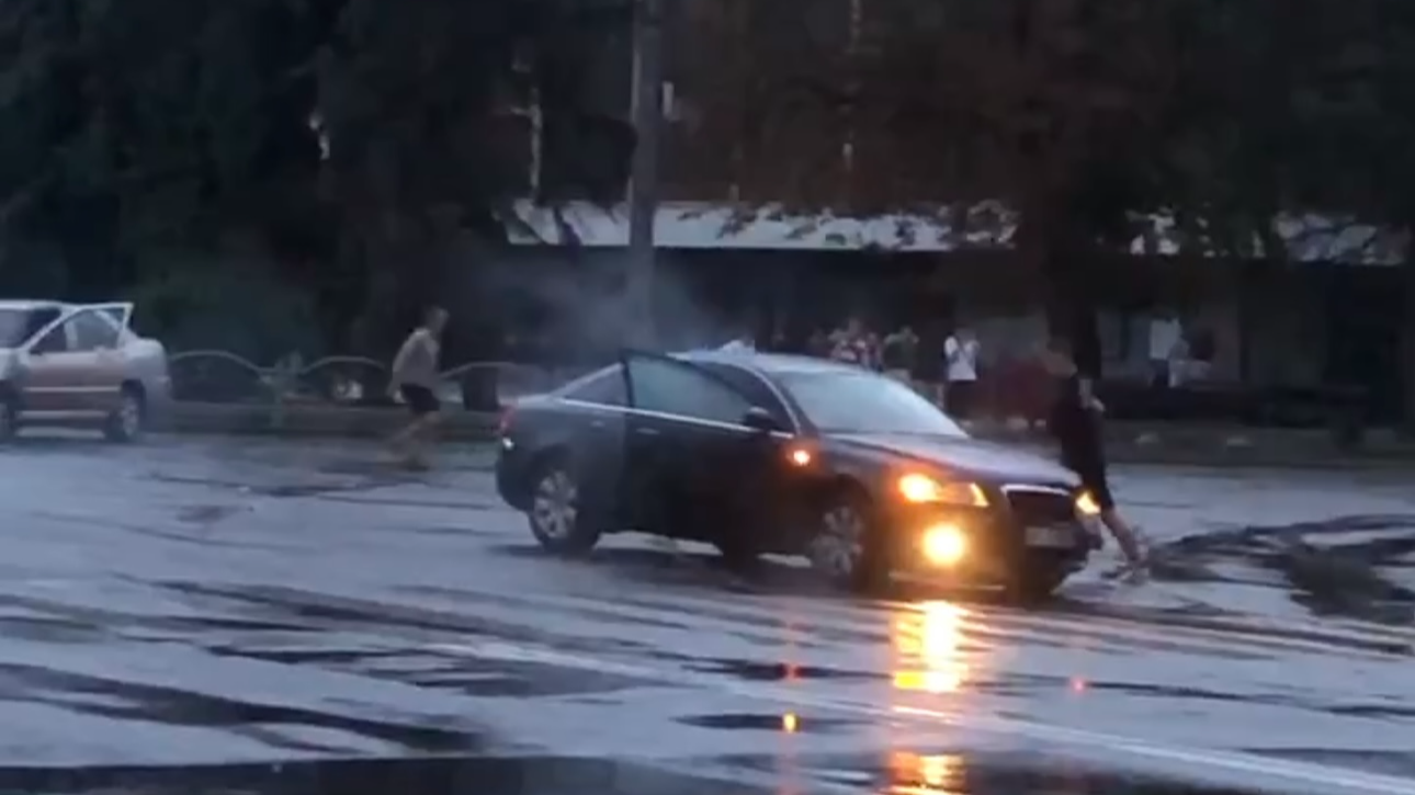 У центрі Луцька зіткнулися дві автівки: транспортні засоби отримали значні пошкодження. Відео
