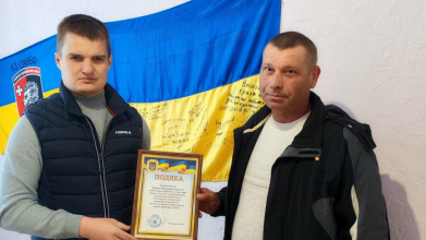 Тато й син пліч-о-пліч захищають країну: батькам капітана з Волині вручили нагороду