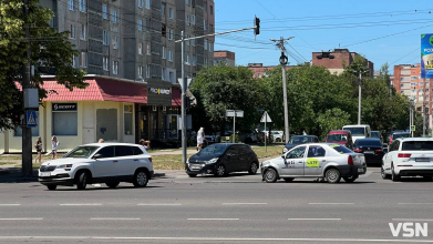 Проїхав на червоне: у Луцьку сталася ДТП за участю таксі та Nissan