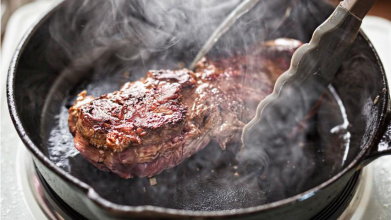 На чому категорично не можна смажити м’ясо — через це утворюються канцерогени
