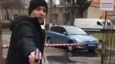 В Луцьку чоловік з пістолетом втікав від працівників ТЦК. Відео