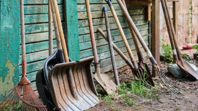 Як зберегти сапки та інші городні інструменти до весни: простий осінній лайфхак