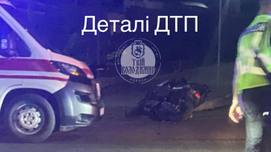 На Волині водій авто збив двох підлітків на електроскутері і втік з місця ДТП: його розшукують