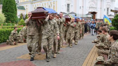 Траурний день у Луцьку: громада попрощалася з трьома захисниками України