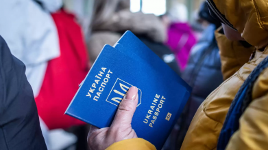Черги не зменшуються: у Польщі українські чоловіки стоять у величезних чергах за паспортами