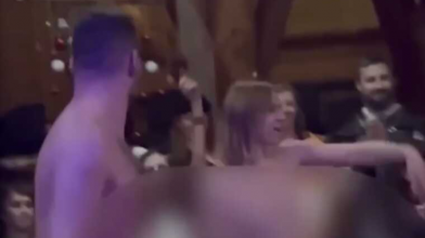 «Гола вечірка»: мережу шокувало відео з оголеними танцями на корпоративі. Відео