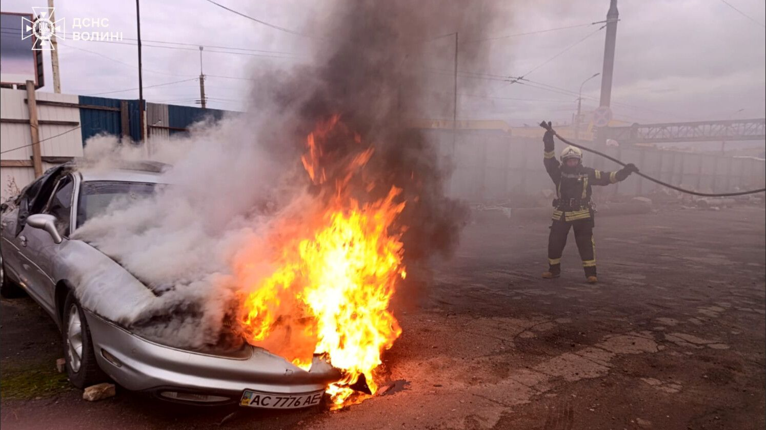 Вогнеборці Волині приборкали три пожежі: горіли авто, торф’яник і житловий будинок