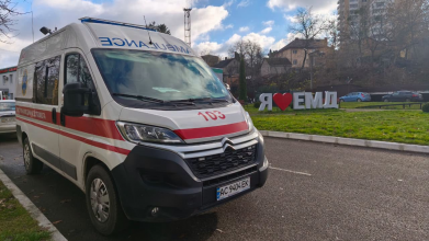 Вдавився їжею і перестав дихати: у Луцьку екстренка врятувала чоловіка
