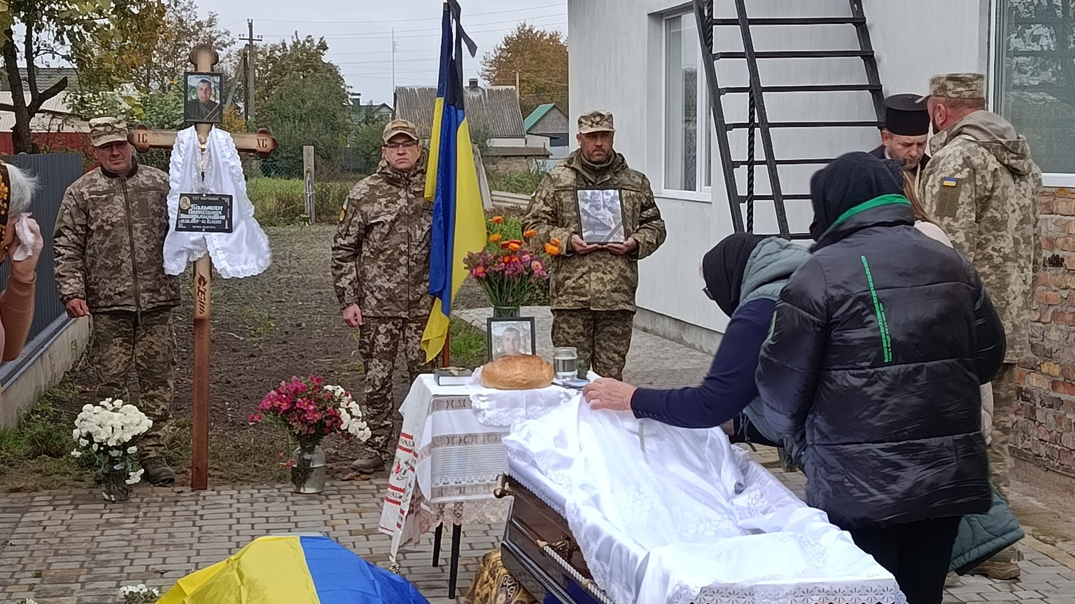 Його життя обірвалося на полі бою: на Волині в останню земну дорогу провели загиблого Героя Олександра Пальшина
