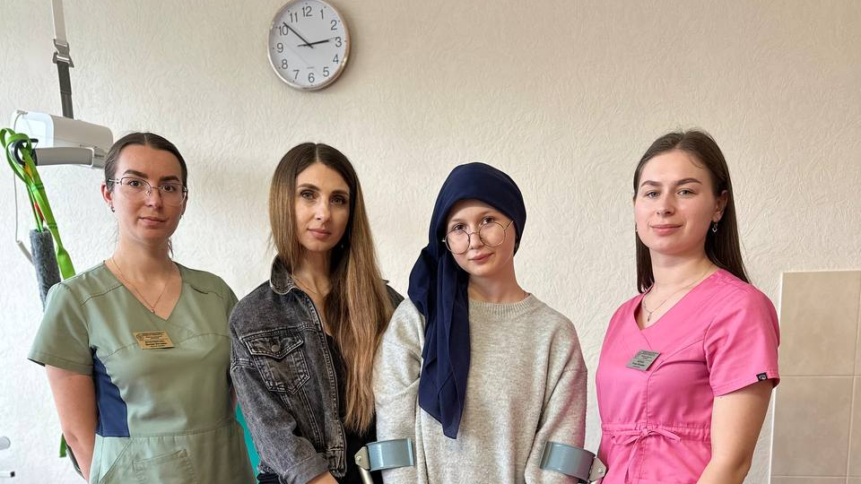Мотоцикл розкрутився, ніби дзиґа, влетів у неї: у Луцьку медики рятують 16-річну дівчину після страшної ДТП