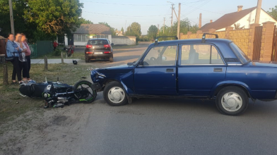 У Луцькому районі авто зіткнулося із мотоциклом: 16-річна дівчина у реанімації
