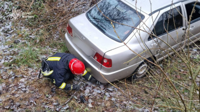 На Волині легковий автомобіль злетів у кювет