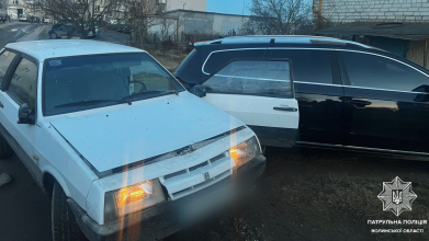 У місті на Волині п’яний водій без прав врізався у припарковане авто