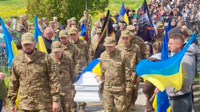 Коровай ділили на кладовищі: на Волині попрощалися із 24-річним Героєм Петром Олендром