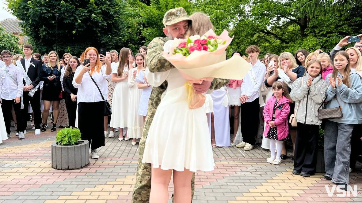 З передової – на останній дзвоник: військовий із Луцька приїхав привітати доньку-випускницю. Відео