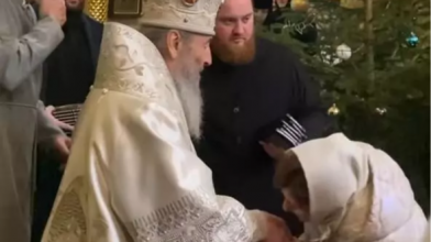 На Волинь приїхав митрополит МП Онуфрій: роздавав шоколадки, а люди йому цілували руку. Фото