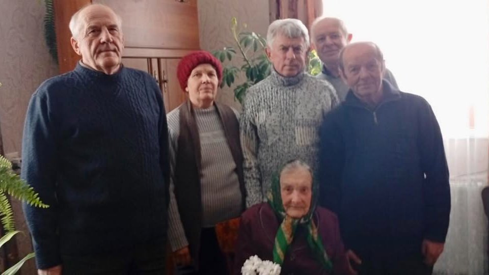 Тішиться чотирьом онукам і вісьмом правнукам: довгожительці з Волині виповнилося 95 років