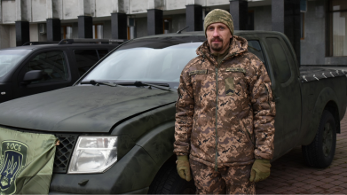 Волинським військовим передали два автомобілі на фронт