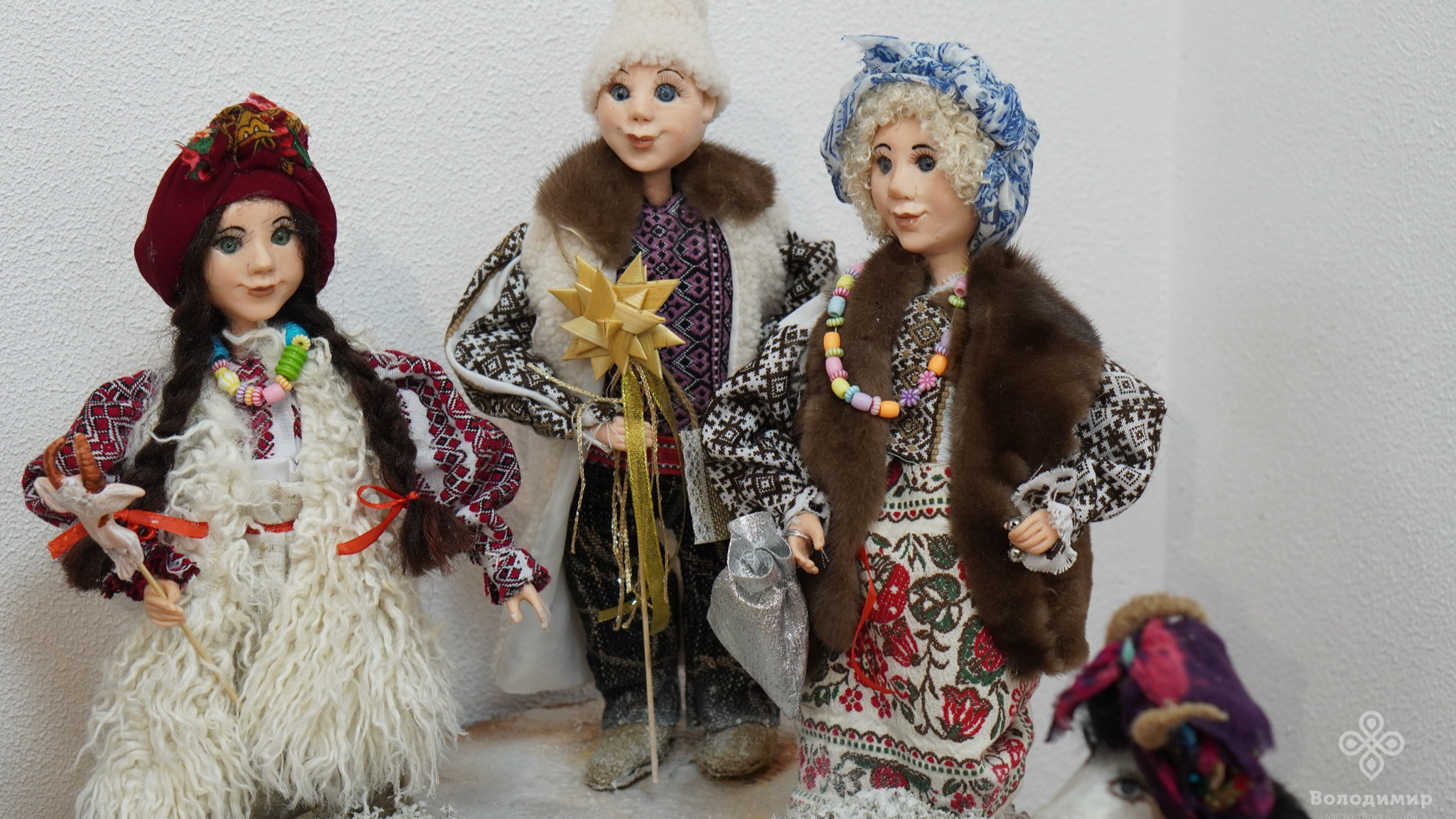 Тижні терпіння в одному виробі: у Володимирі відкрили експозицію унікальних ляльок