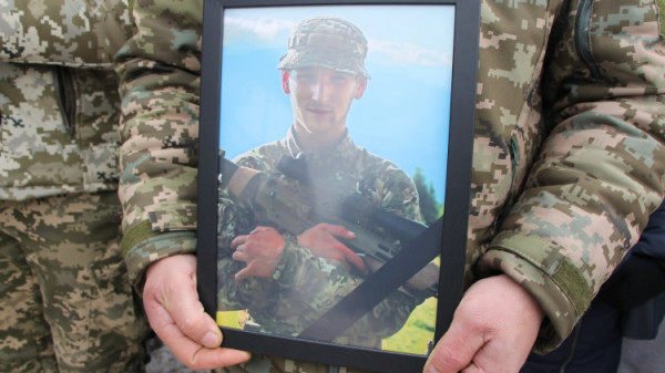 Його весільний коровай ділили на кладовищі: Герою з Волині навіки 23 роки