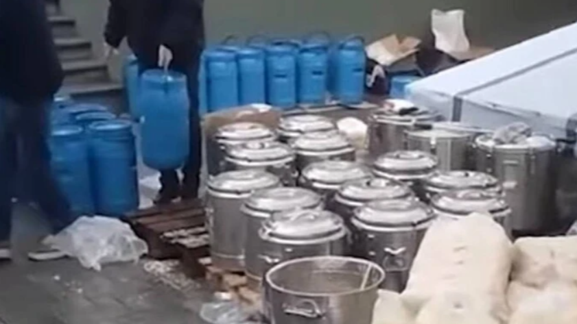 У Миколаєві школярам готували кашу під дощем та розмішували її перфоратором. Відео