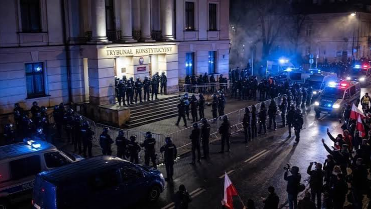Поліція оточила будівлю Конституційного трибуналу: у Польщі повідомляють про "держпереворот"