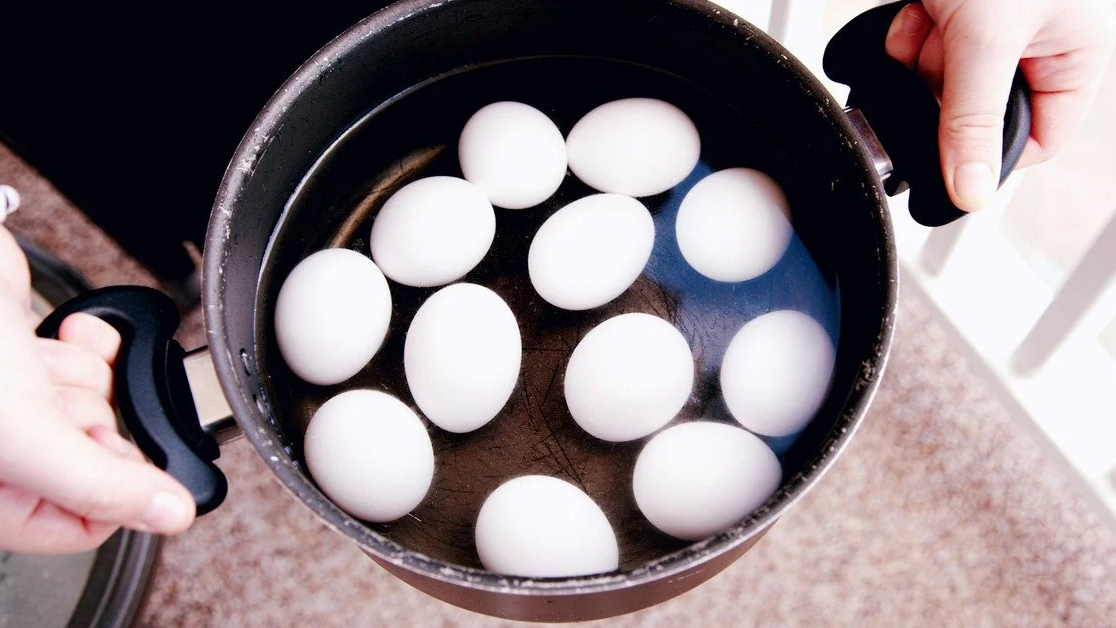 Чому в жодному разі не можна класти варені яйця у холодну воду
