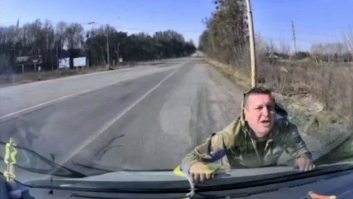 У Луцьку судили чоловіка, який провіз військового ТЦК на капоті авто