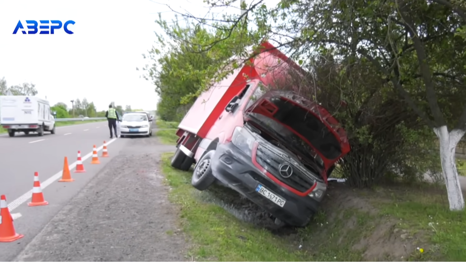 Біля Луцька водій вантажівки втікав від ТЦК, злетів у кювет і втік