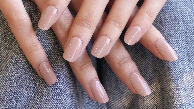 Чому nail-майстри все частіше купують професійні матеріали онлайн