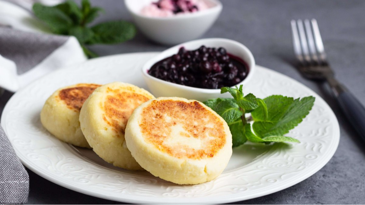 Не розтікаються і не «забиваються»: простий секрет ідеальних сирників без борошна